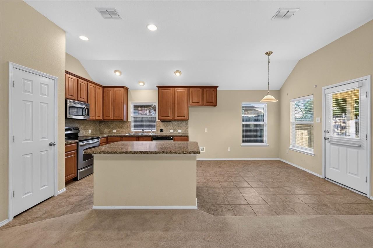 1136 Ainsworth Dr - Photo 4 of 20