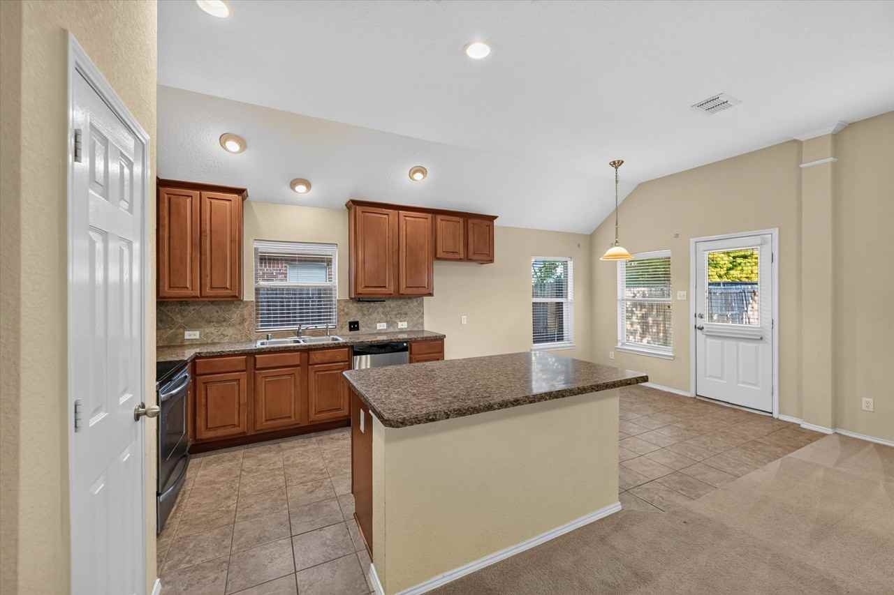 1136 Ainsworth Dr - Photo 5 of 20