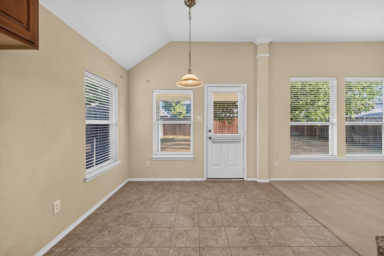 1136 Ainsworth Dr - Photo 6 of 20