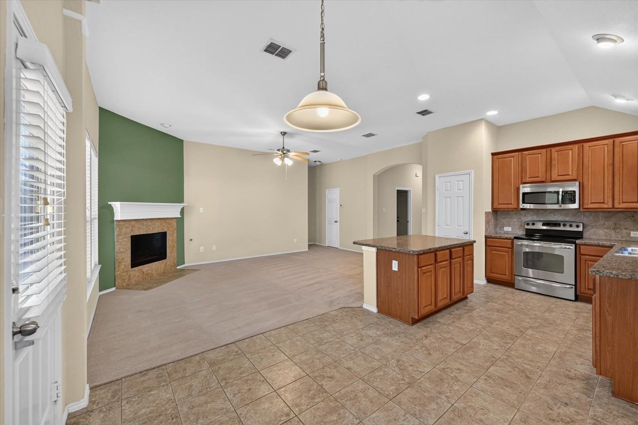 1136 Ainsworth Dr - Photo 7 of 20