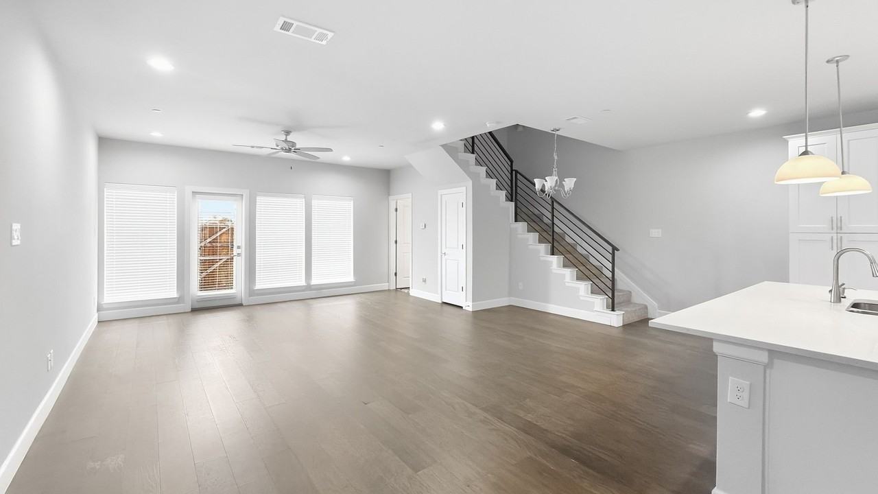 5713 Woodlands Dr - Photo 2 of 15