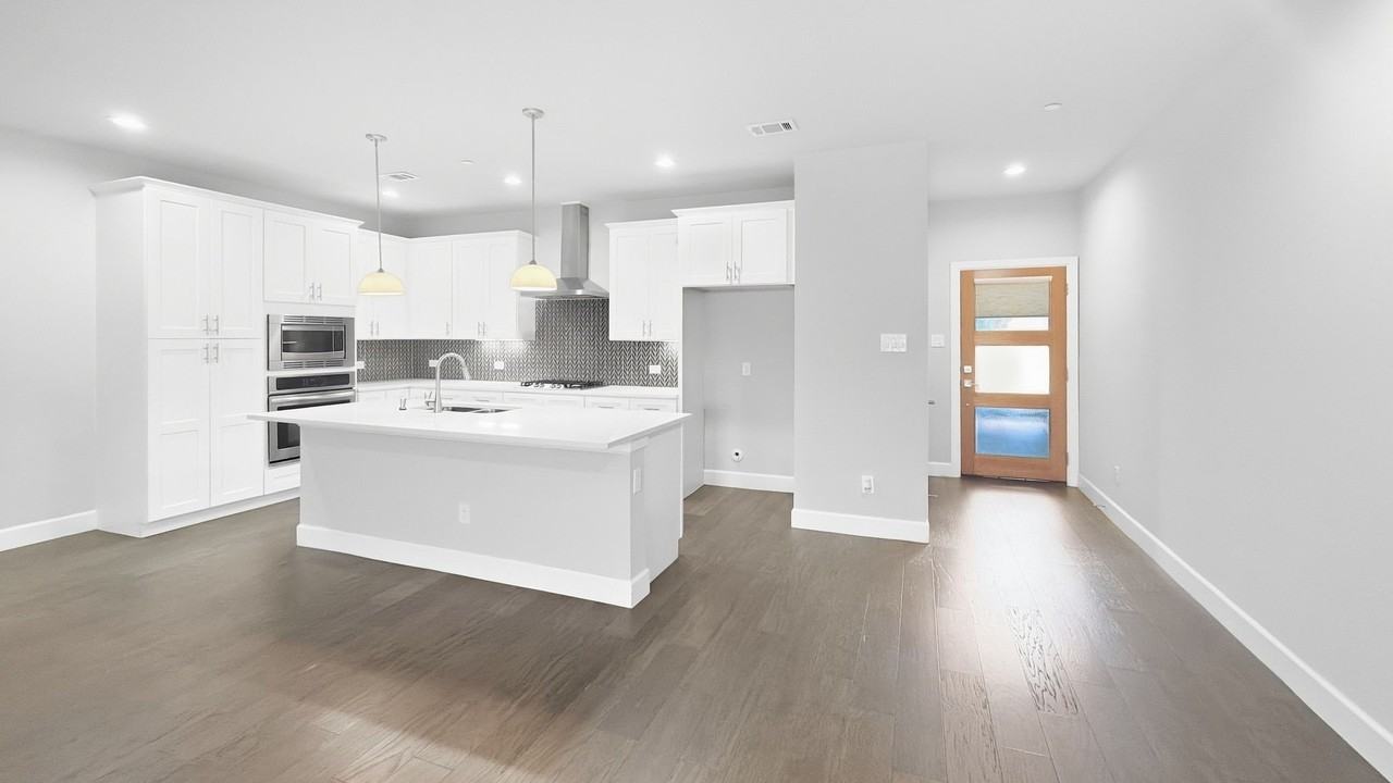 5713 Woodlands Dr - Photo 3 of 15
