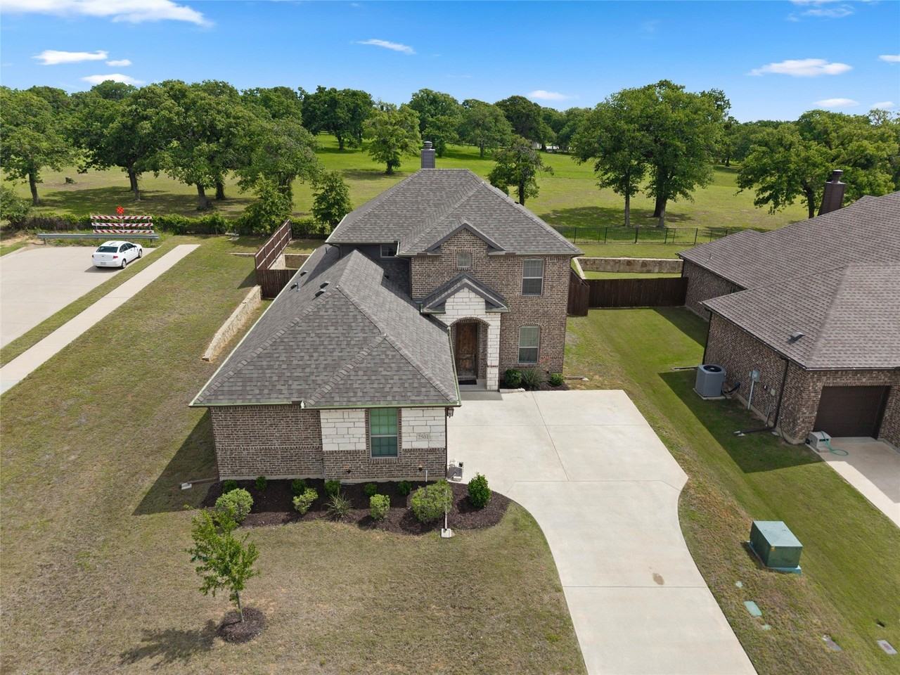 2501 Bunker Hill Dr - Photo 2 of 38