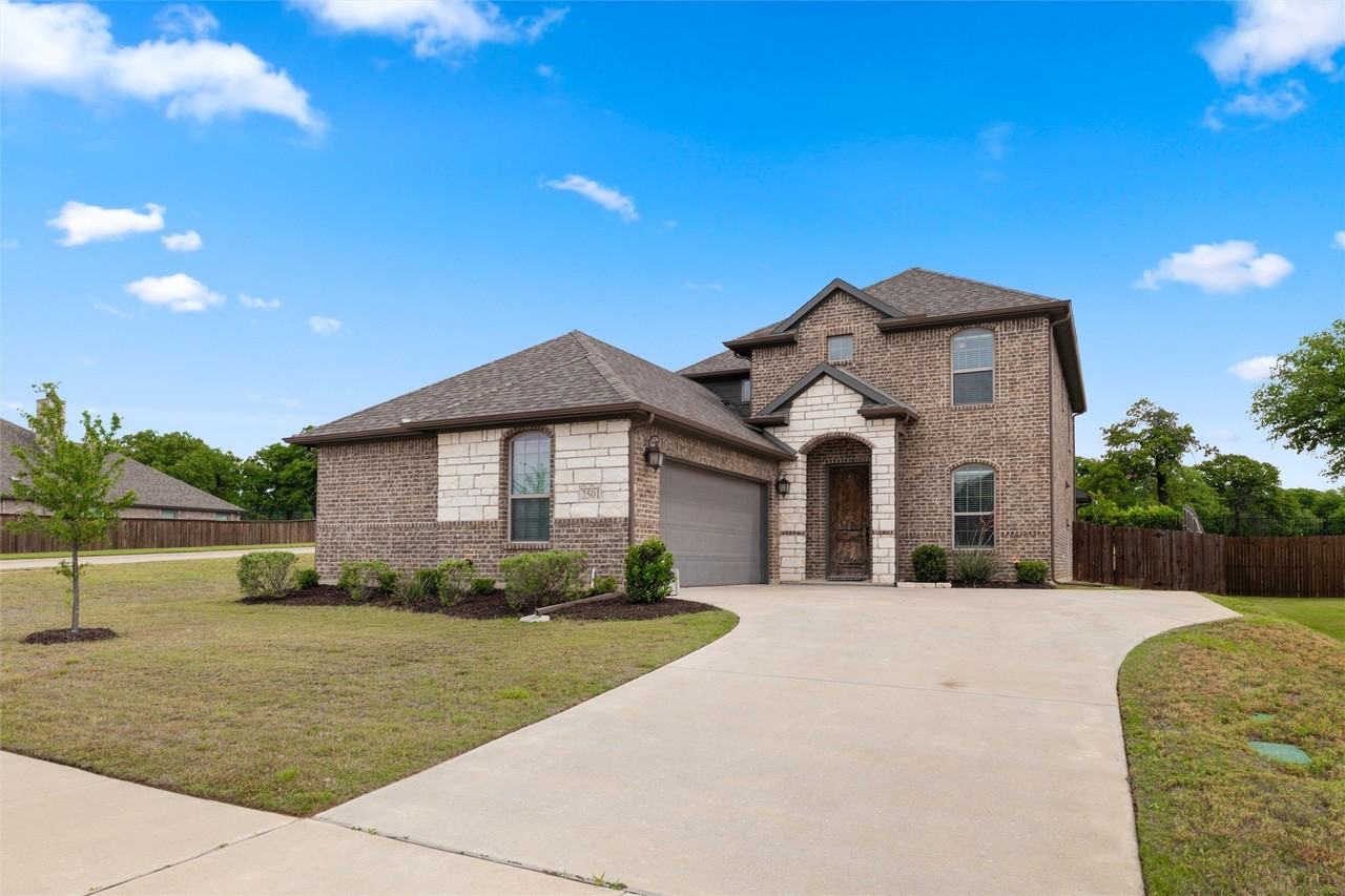 2501 Bunker Hill Dr - Photo 3 of 38