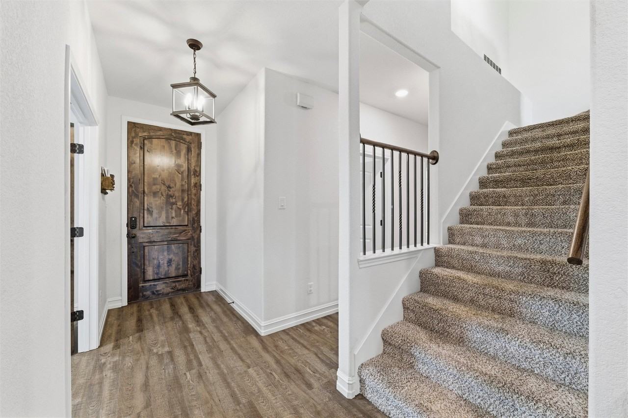 2501 Bunker Hill Dr - Photo 5 of 38