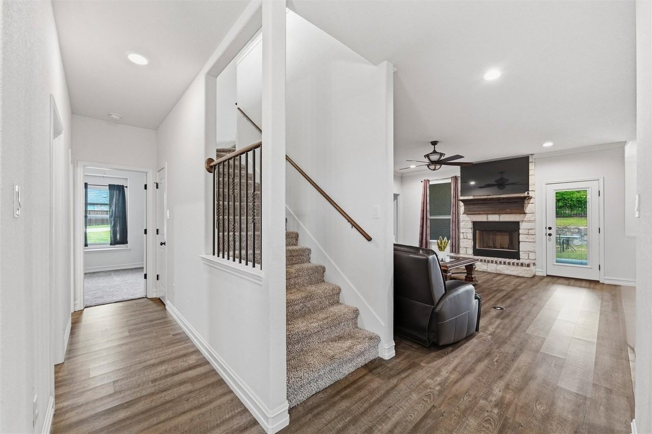 2501 Bunker Hill Dr - Photo 6 of 38