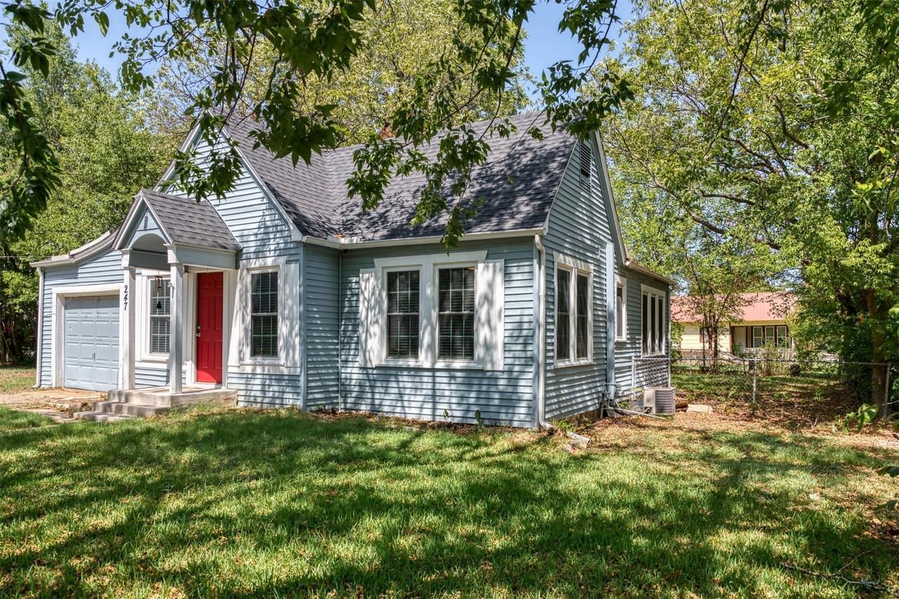 247 E North St - Photo 3 of 31