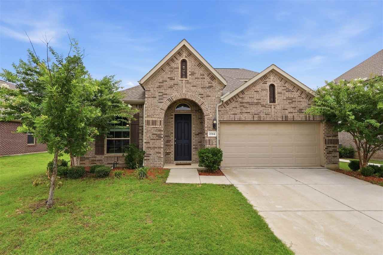 2704 Dancing Flame Dr - Photo 2 of 36