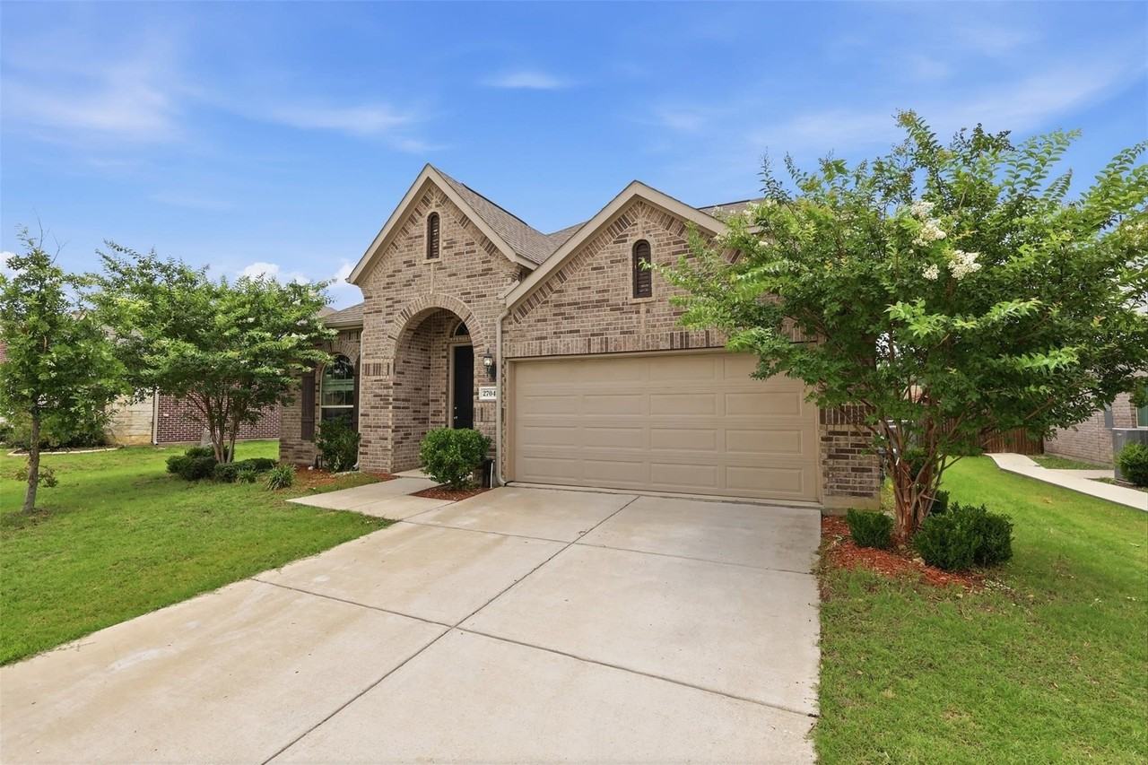 2704 Dancing Flame Dr - Photo 3 of 36