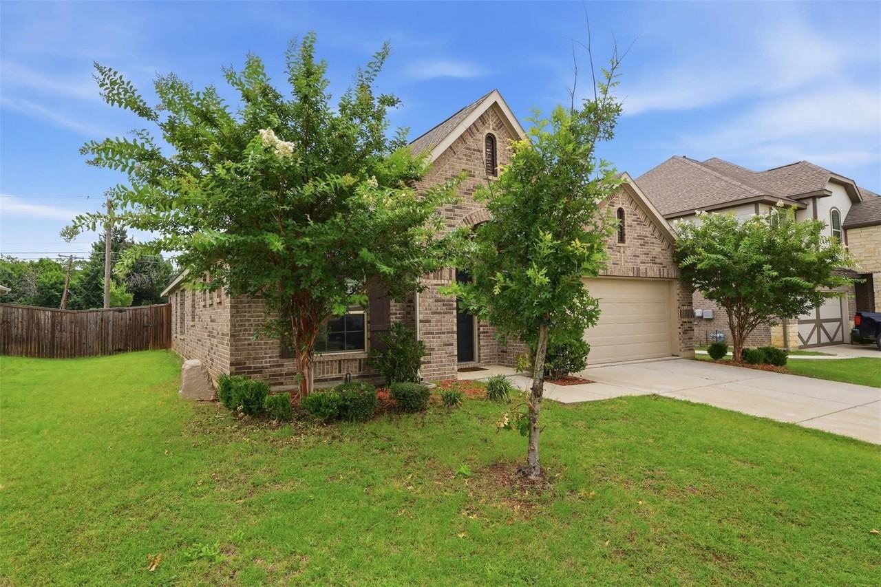 2704 Dancing Flame Dr - Photo 4 of 36