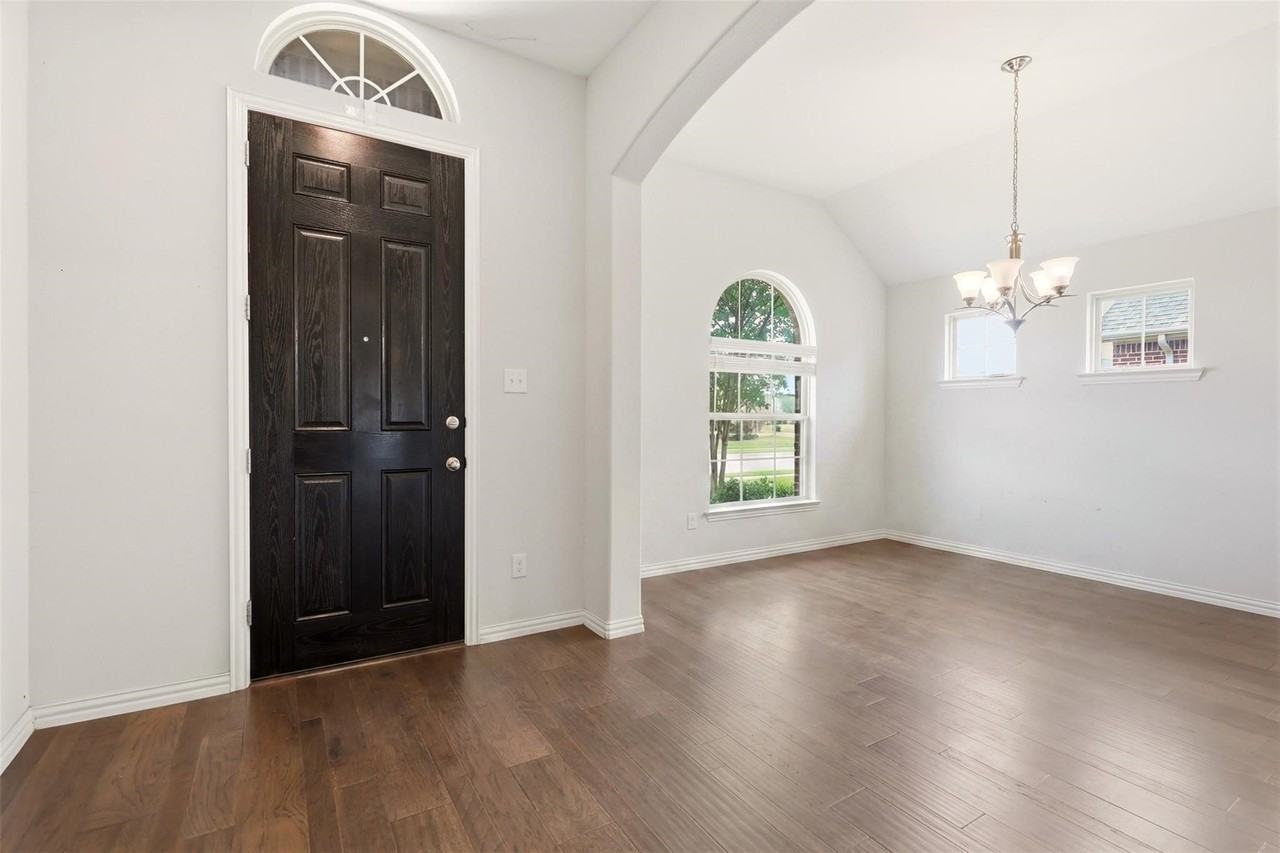 2704 Dancing Flame Dr - Photo 5 of 36
