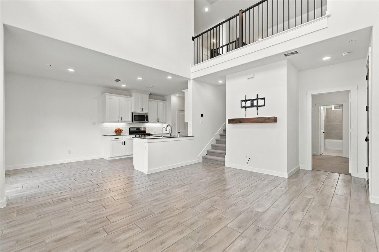 2737 Splendor Ln - Photo 5 of 39