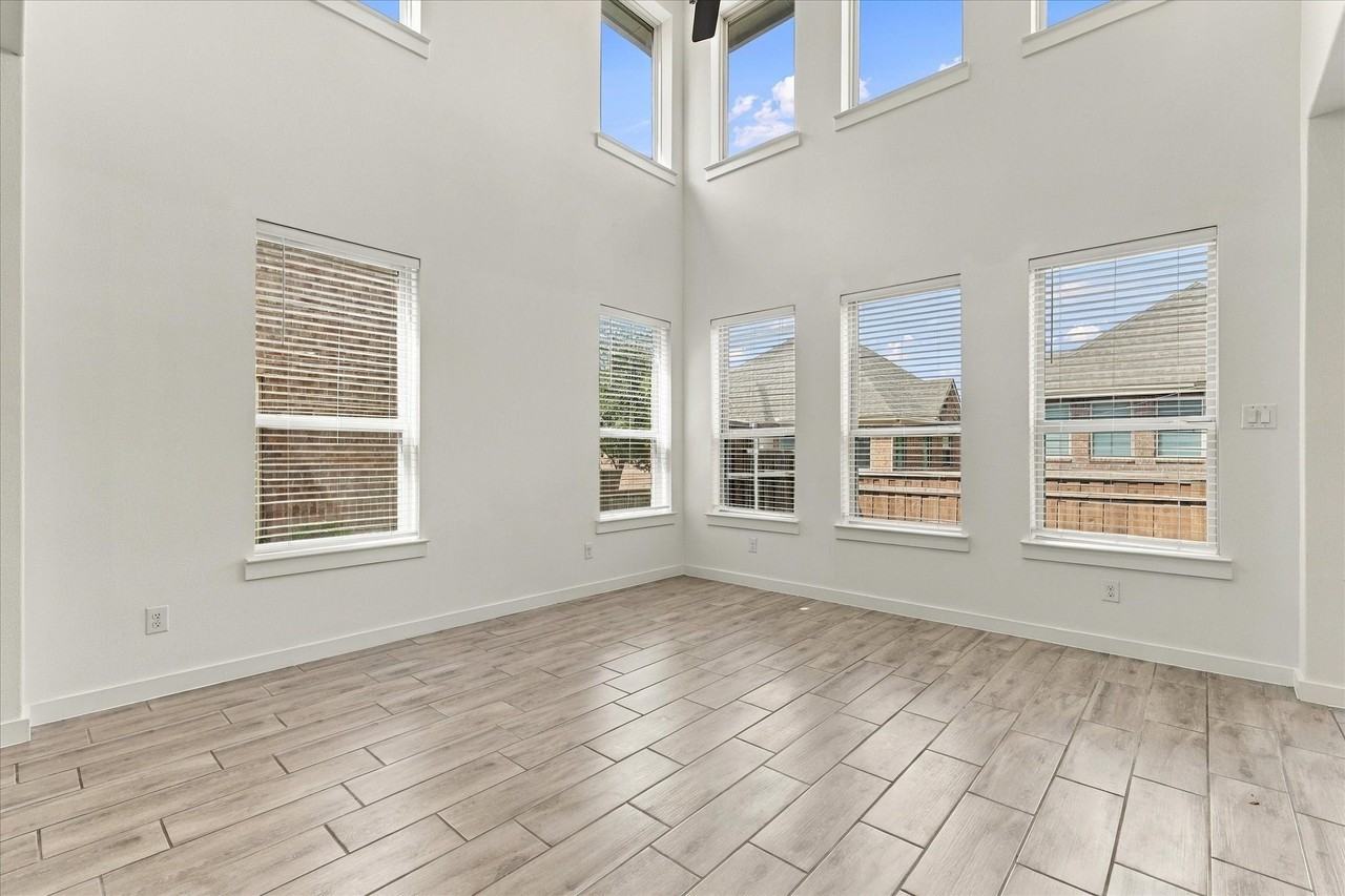 2737 Splendor Ln - Photo 7 of 39