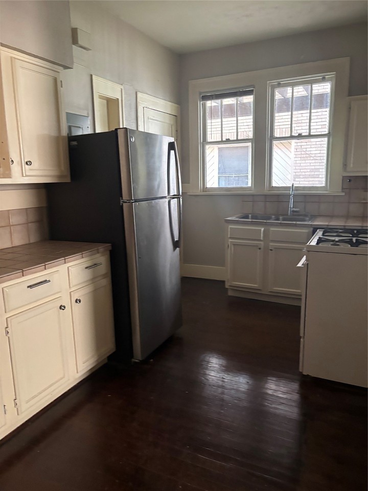5222 Columbia Ave - Photo 5 of 10
