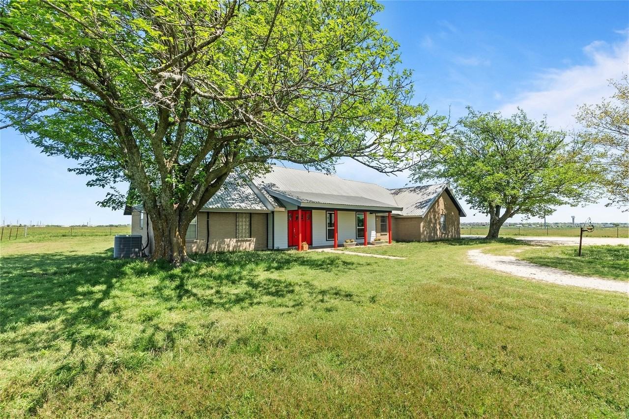 9518 County Road 913 - Photo 3 of 38