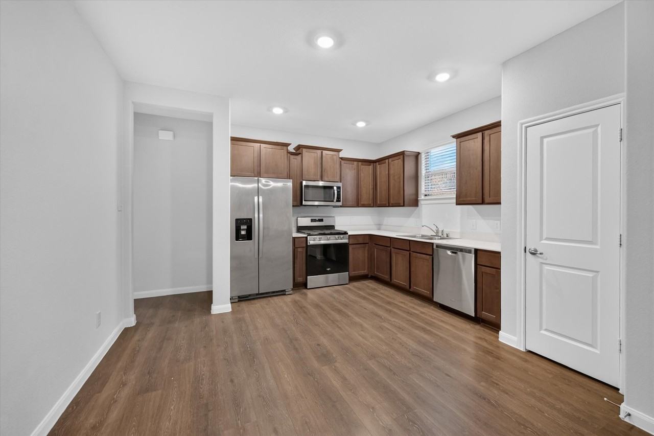 3920 Oak Creek Cir - Photo 4 of 22