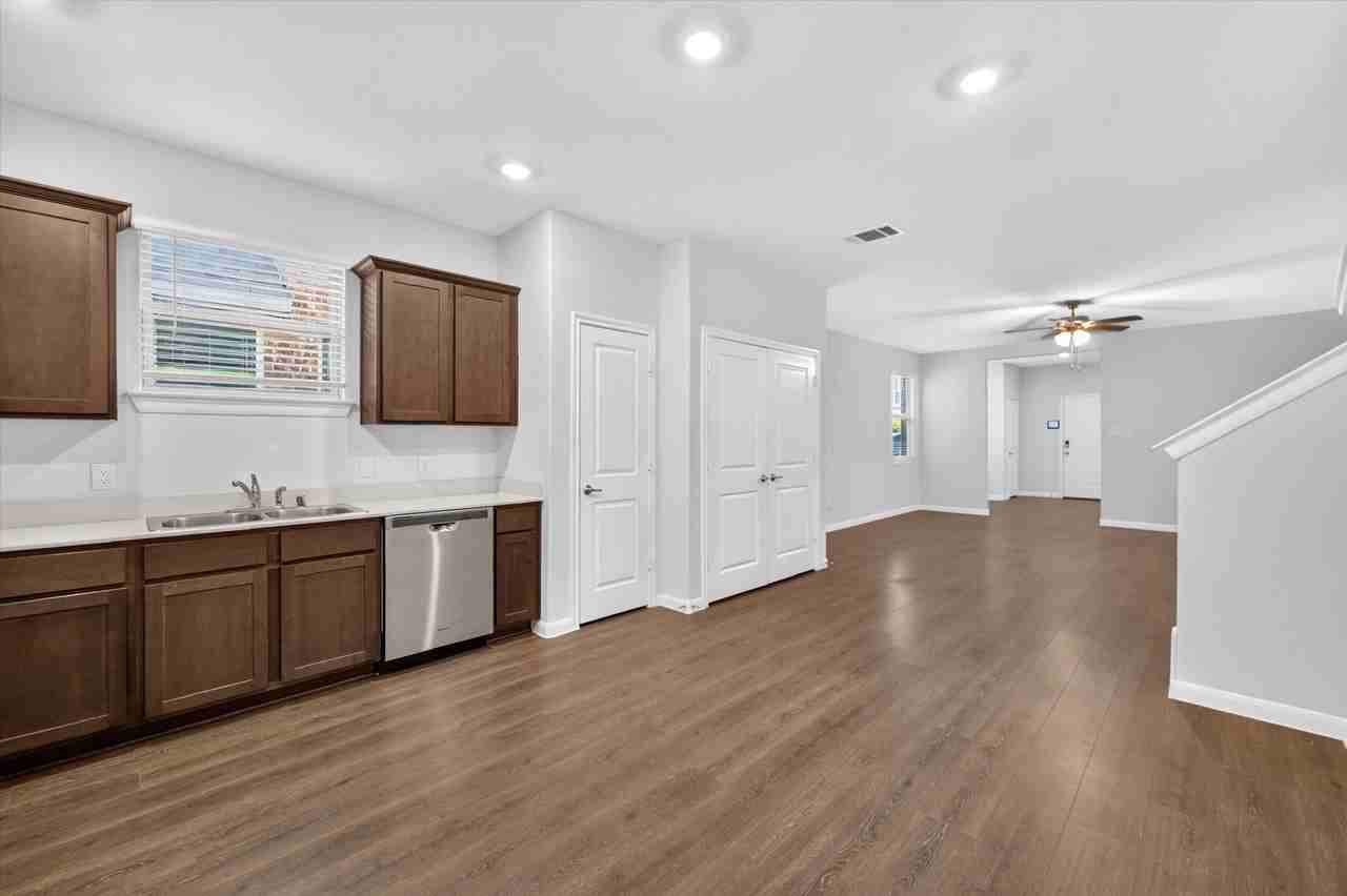 3920 Oak Creek Cir - Photo 6 of 22