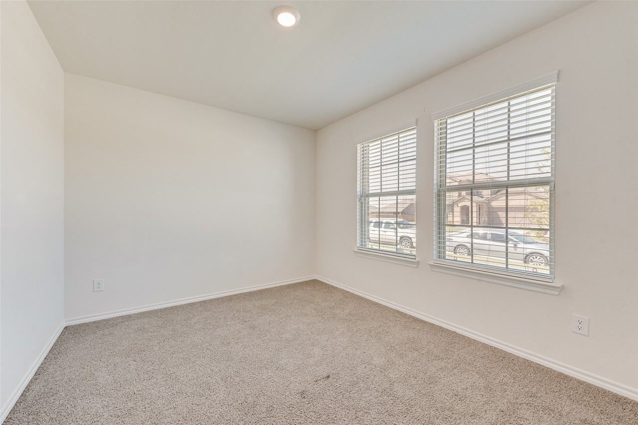 2706 Knollwood Trl - Photo 4 of 20