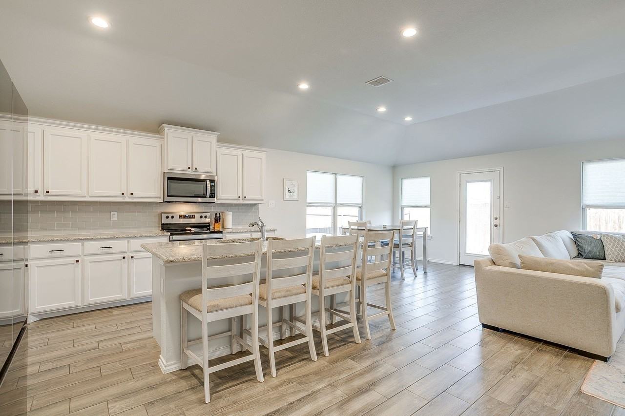 5828 Utopia Dr - Photo 4 of 40