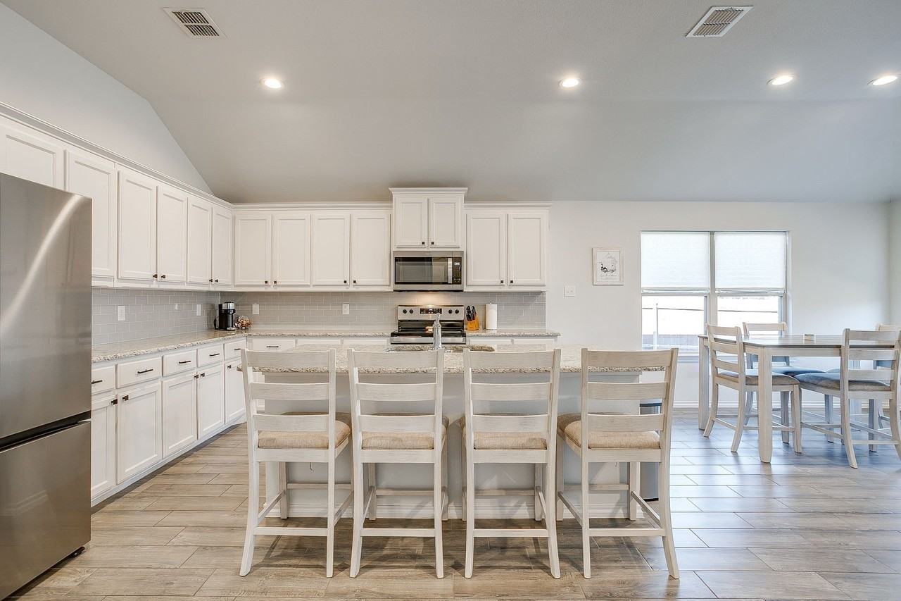 5828 Utopia Dr - Photo 5 of 40