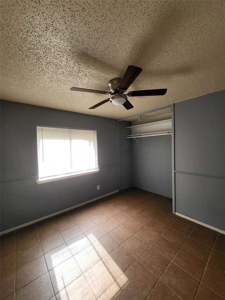 305 Trinidad Dr - Photo 3 of 17