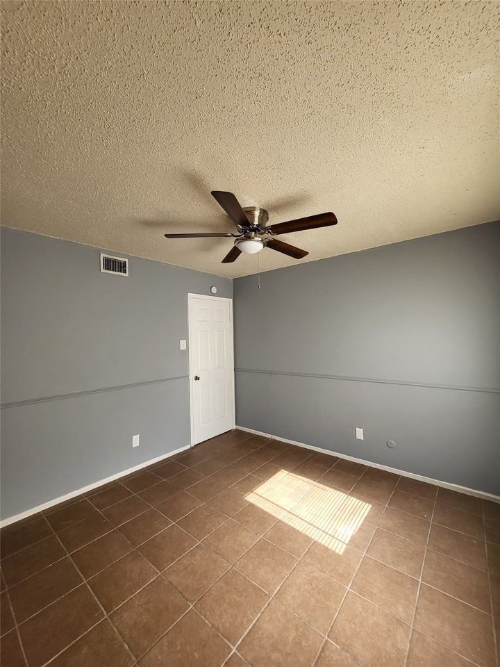 305 Trinidad Dr - Photo 4 of 17