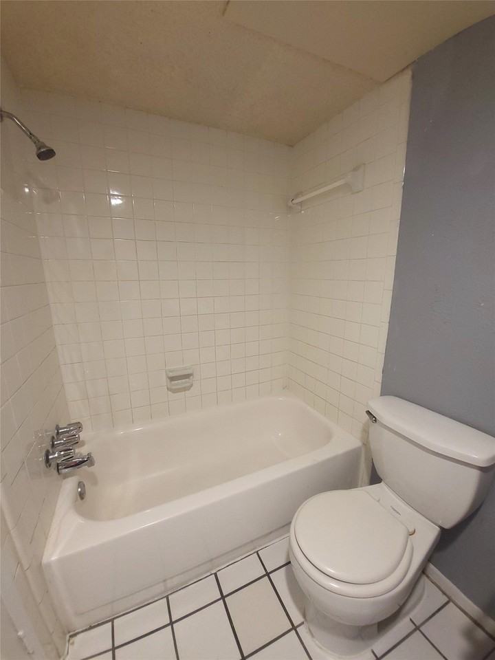 305 Trinidad Dr - Photo 5 of 17