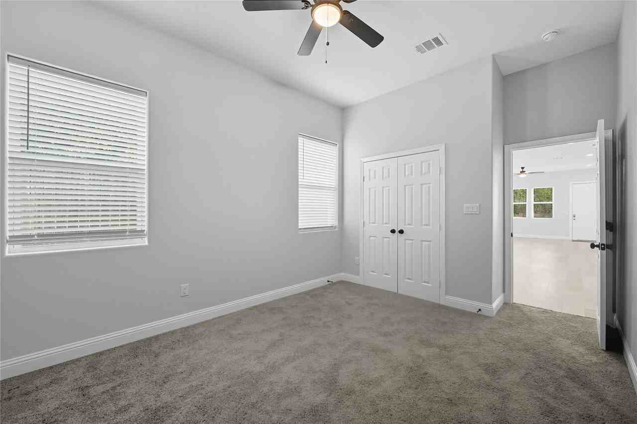 914 E Tucker St - Photo 4 of 18