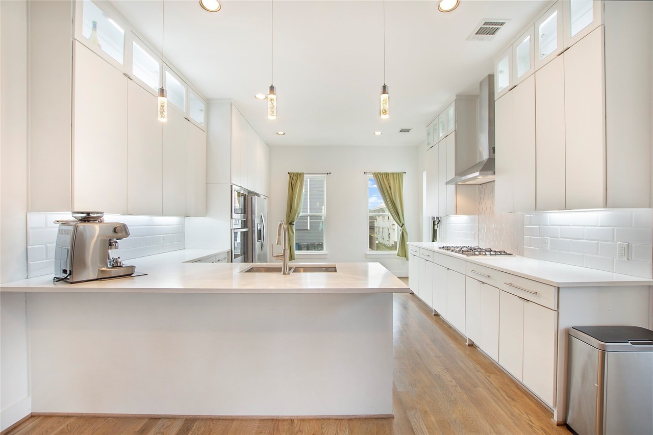 4634 Virginia Ave - Photo 2 of 36