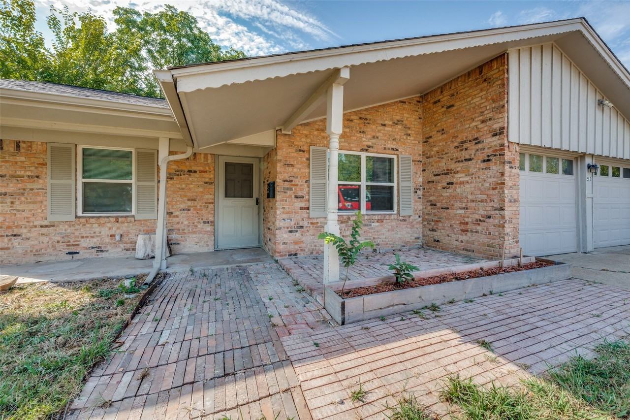 213 W Dorris Dr - Photo 2 of 22