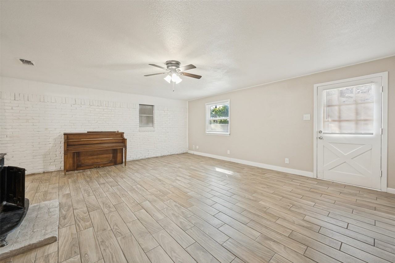 213 W Dorris Dr - Photo 3 of 22