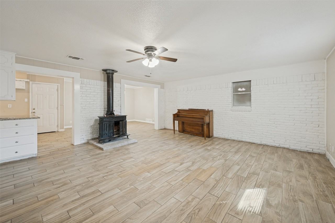 213 W Dorris Dr - Photo 4 of 22