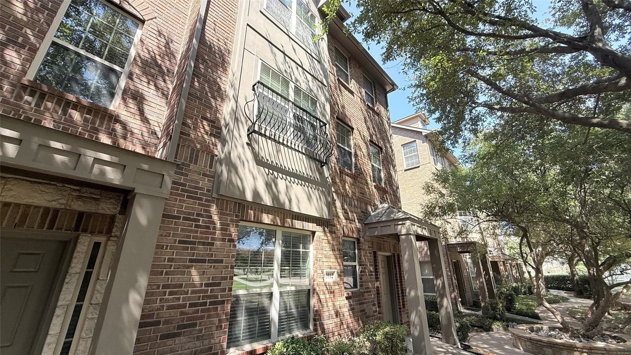 3912 Amberwood Dr - Photo 3 of 23