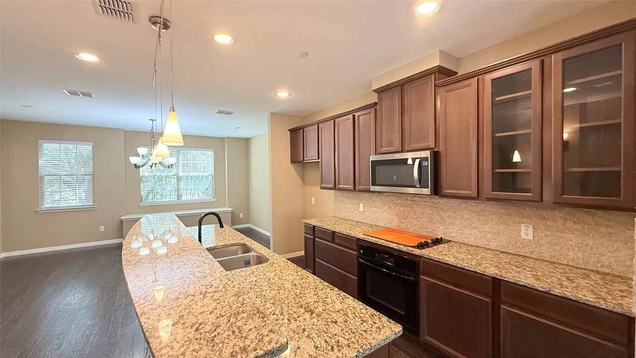 3912 Amberwood Dr - Photo 4 of 23