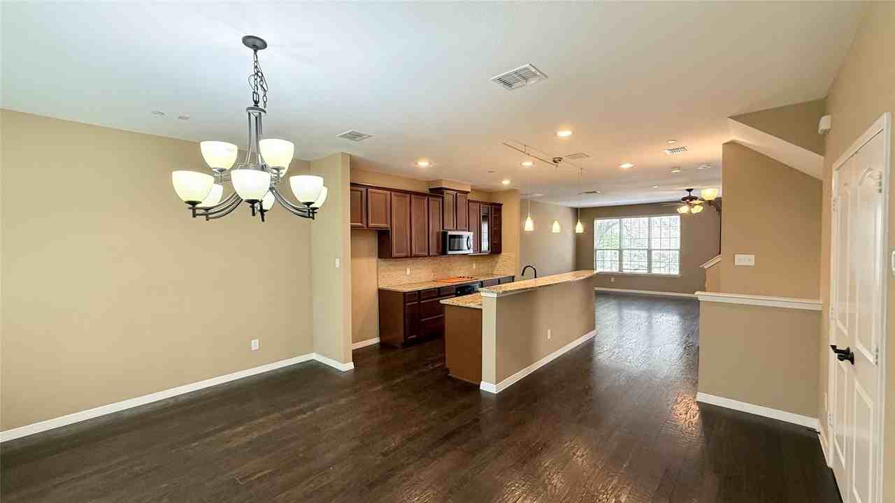 3912 Amberwood Dr - Photo 5 of 23