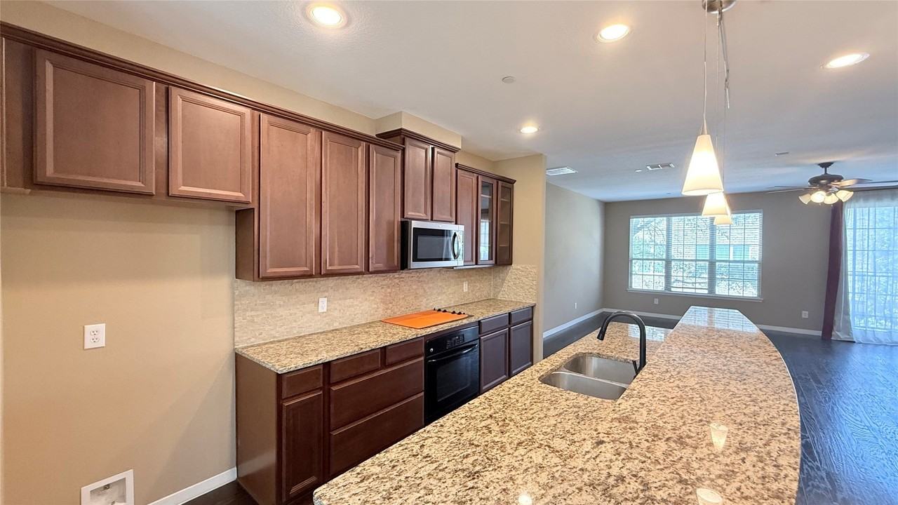 3912 Amberwood Dr - Photo 6 of 23