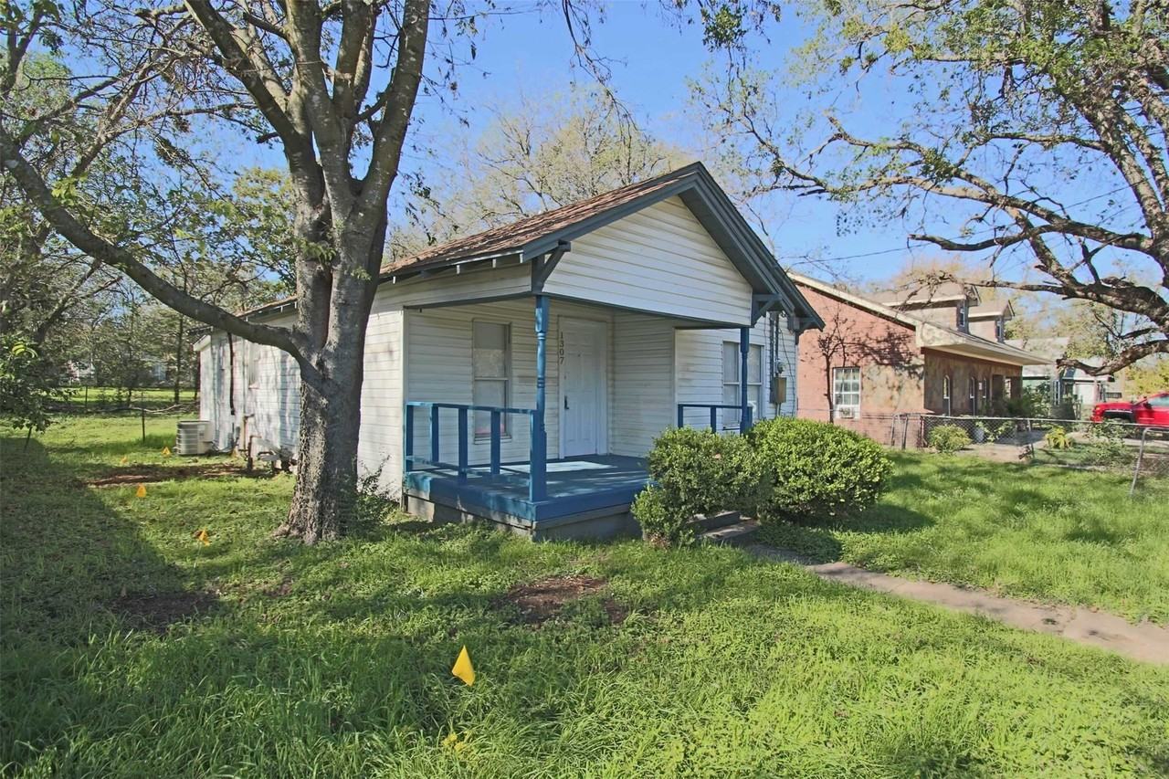 1307 Joslin St - Photo 2 of 27