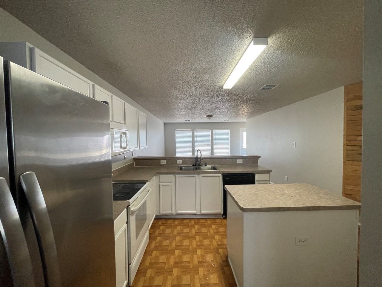 1005 Post Oak Trl - Photo 5 of 15
