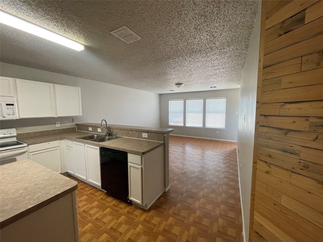 1005 Post Oak Trl - Photo 6 of 15