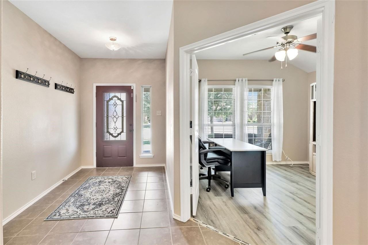 1107 Dickenson Dr - Photo 4 of 24