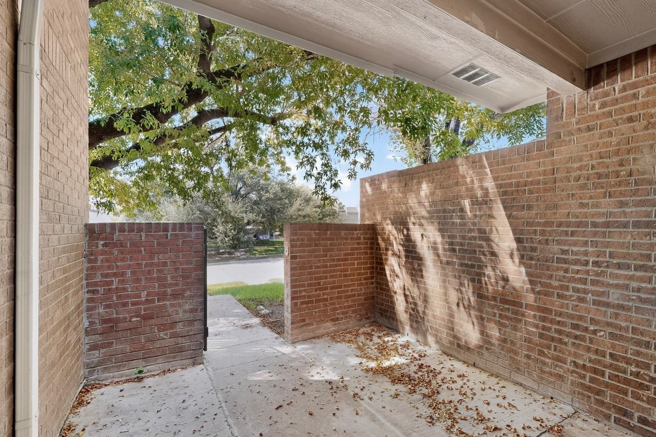 829 Summercreek Dr - Photo 2 of 33