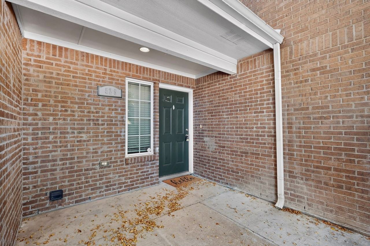 829 Summercreek Dr - Photo 3 of 33