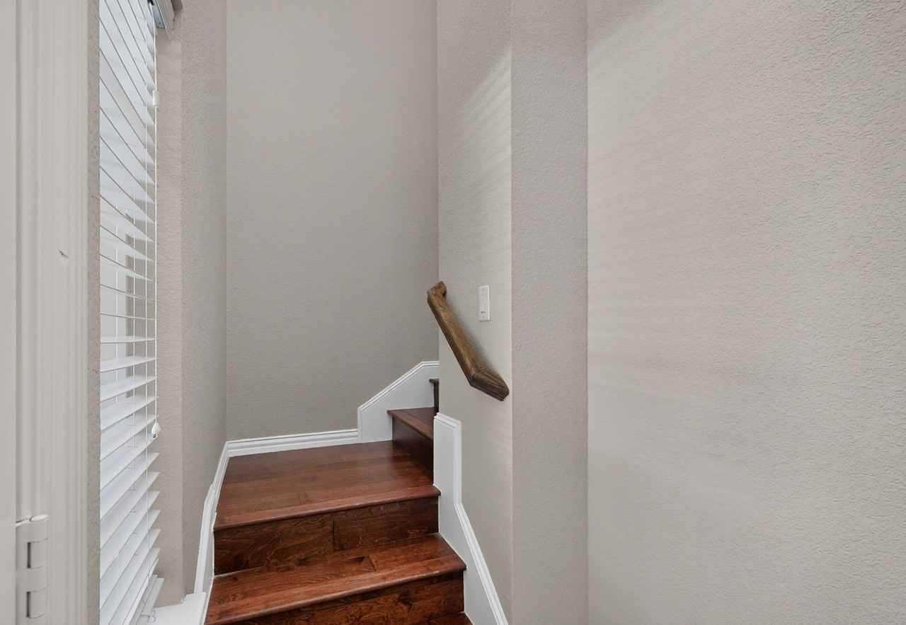 829 Summercreek Dr - Photo 4 of 33