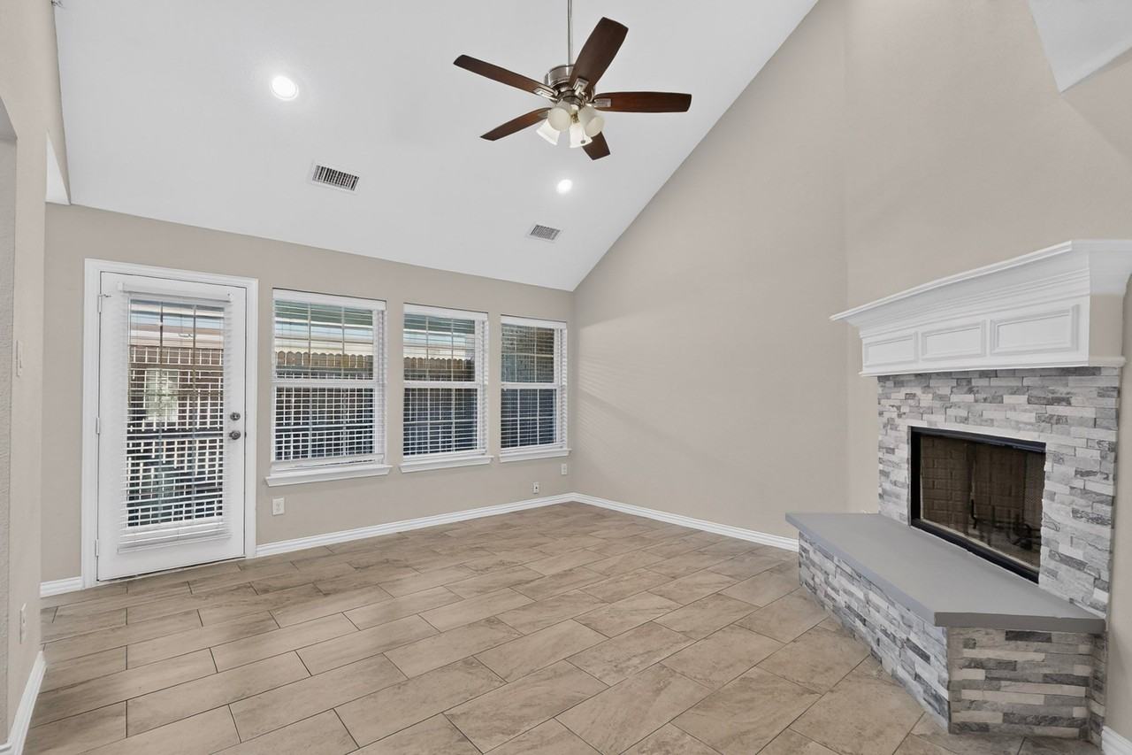 829 Summercreek Dr - Photo 5 of 33