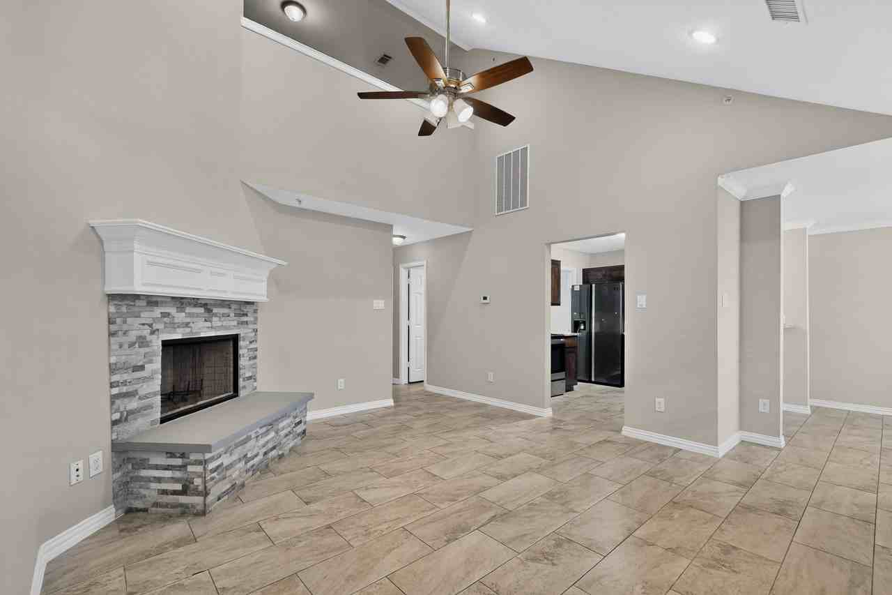 829 Summercreek Dr - Photo 6 of 33