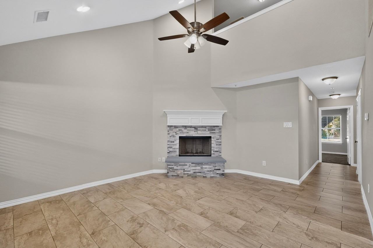 829 Summercreek Dr - Photo 7 of 33