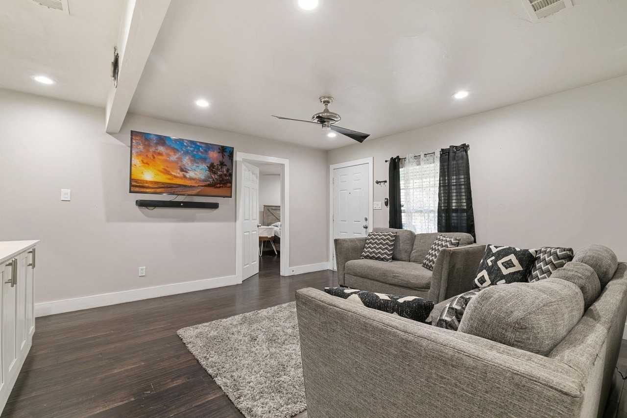 1506 E Waco Ave - Photo 3 of 27