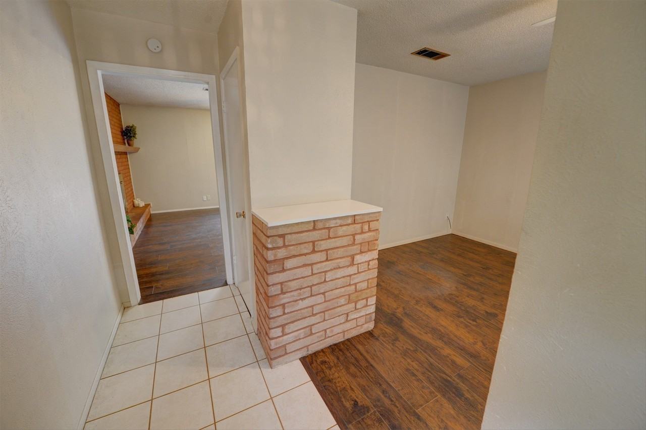 801 Canyon Ridge Dr - Photo 2 of 21