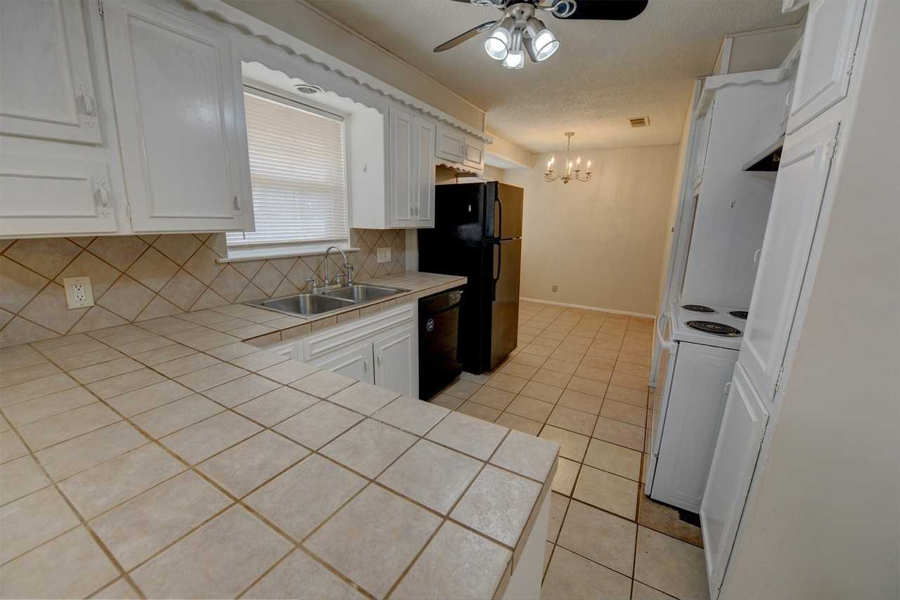801 Canyon Ridge Dr - Photo 5 of 21