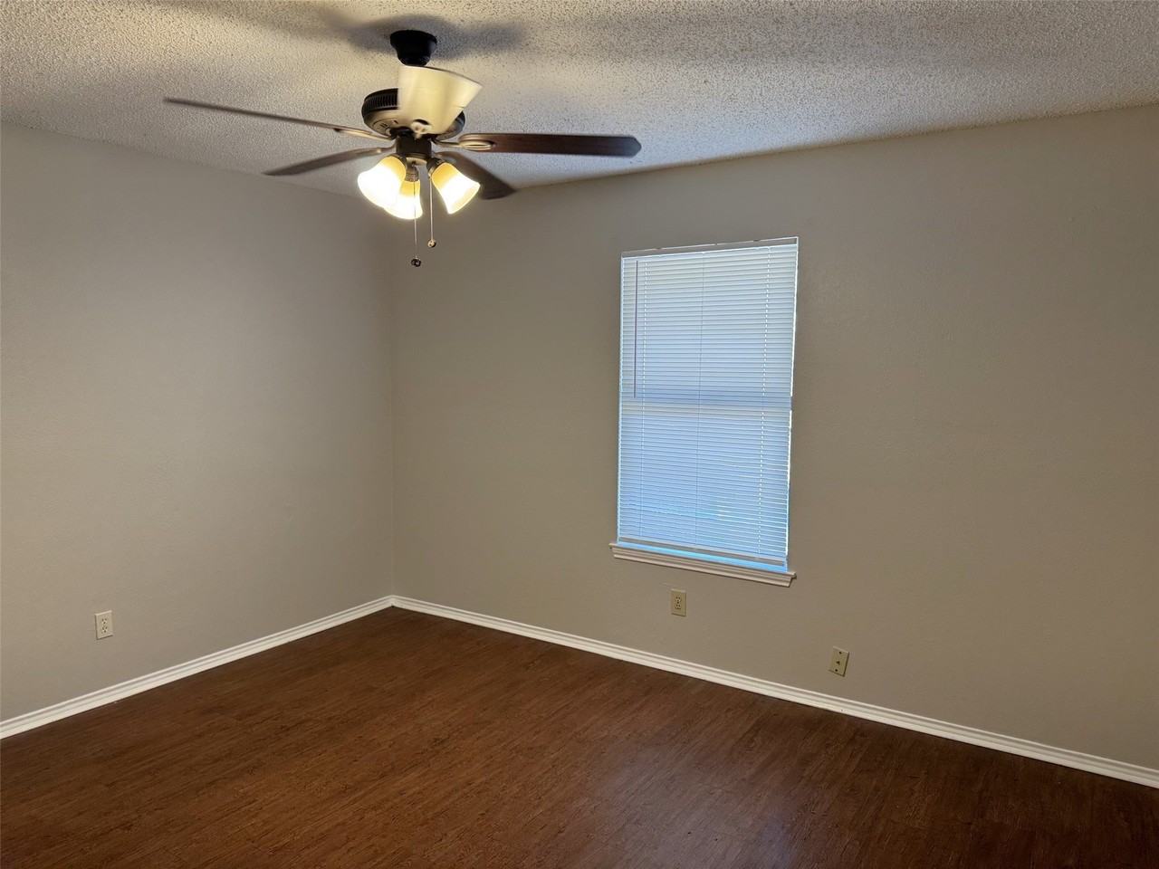 2212 Bernard St - Photo 4 of 19